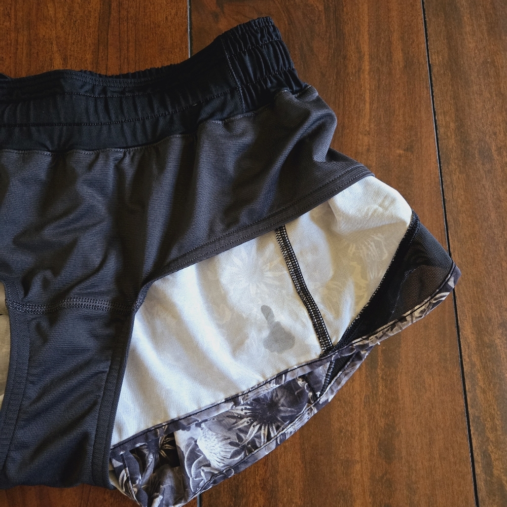 Lululemon Hotty Hot Shorts Flowabunga Black Angel Wing Low Rise Lined 2.5" Sz 6 - Picture 13 of 15